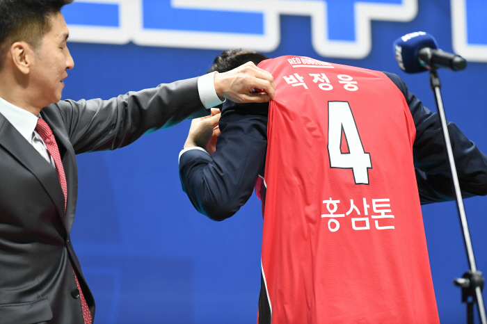 High school early Park Jung-woong and Lee Keun-jun sweep the first and second place in the rookie draft. Kim Bo-bae, the best big man in college, was named the 3rd place