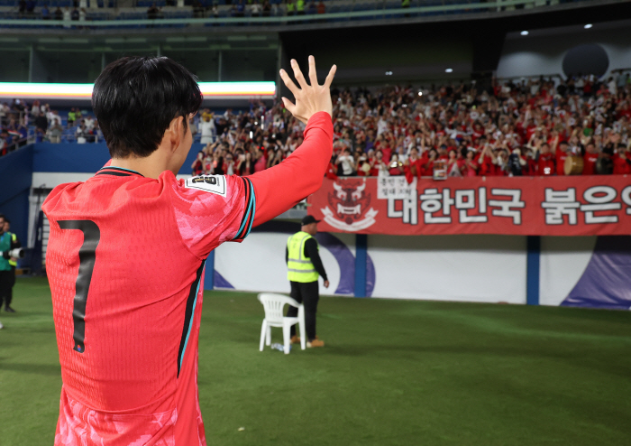 'A Match's 50th Goal'Son Heung-min'Glory shoulder to shoulder with seniors, 100% in the next match' 