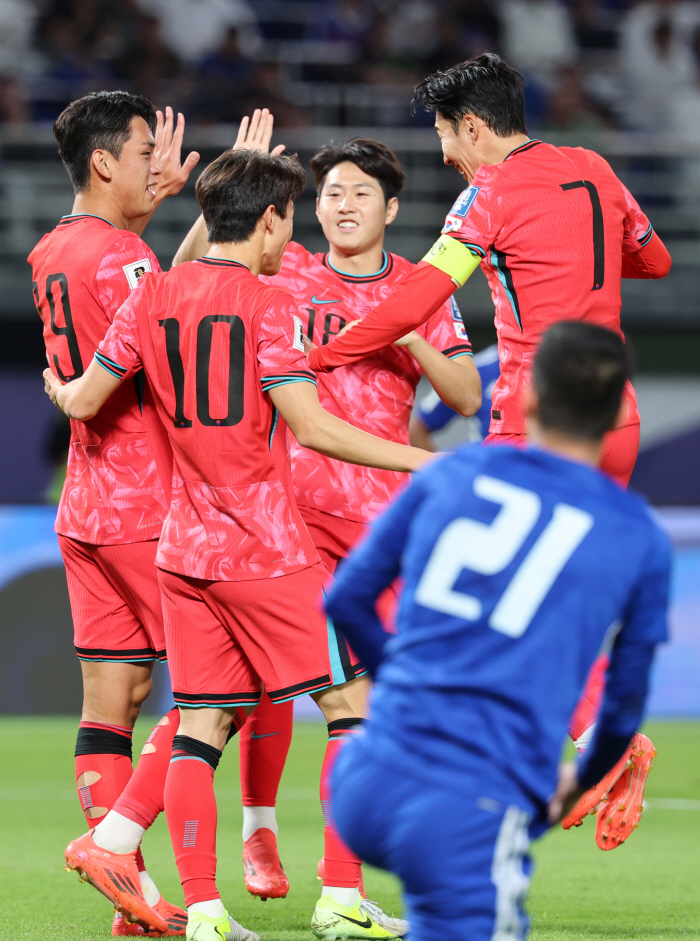 Son Heung-min's 50th A-match goal  Oh Se-hoon and Bae Jun-ho's consecutive goals  Lee Hyun-joo and Lee Tae-seok's debut'South Korea's 3-1 complete victory over Kuwait'4 consecutive wins  Group B lead'