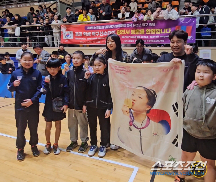 Are you Shin Yubin?' President Cho's appearance at Dangjin Youth Table Tennis Festival