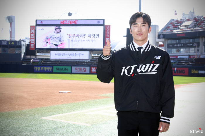 Doosan picked a pitcher for 'Huh Kyung-min sent'Dusan for 'Scheduled business'Kim Young-hyun was appointed as a compensation player for KT. 