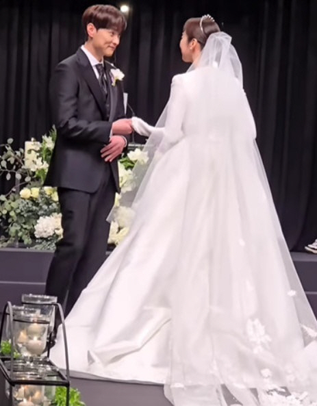 Min Kyung-hoon Marries PD Shin Ki-eun in Private Ceremony | SportsChosun