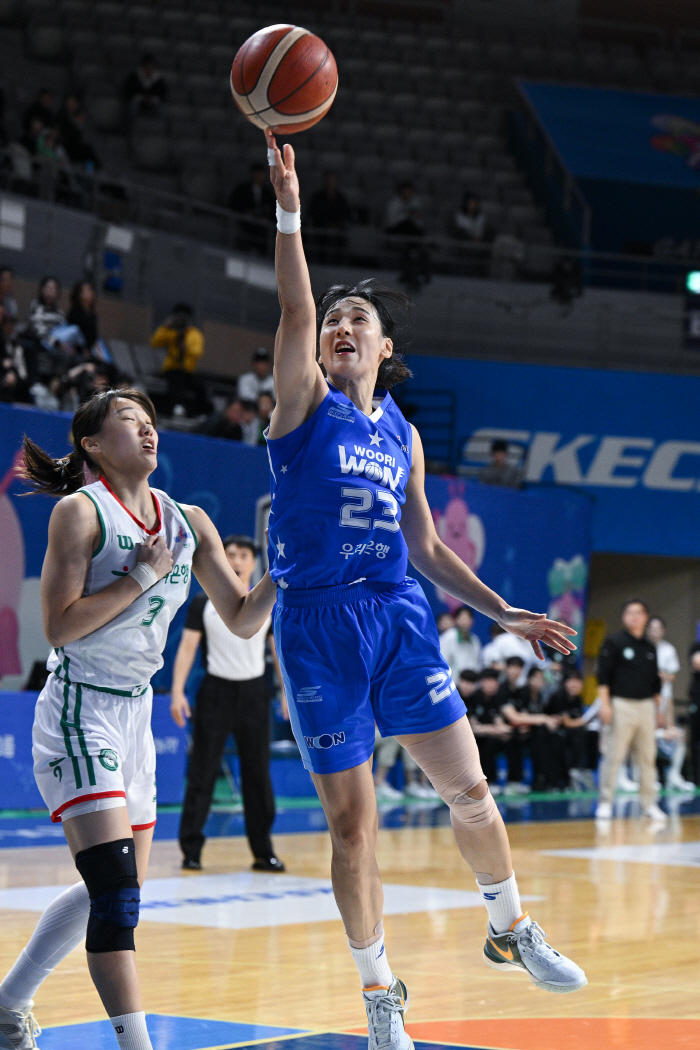 ''Forgot the Age'...' Kim Dan-bi, who shined at every crisis, saved the teamWoori beats Hana 66-60 to tie for second place