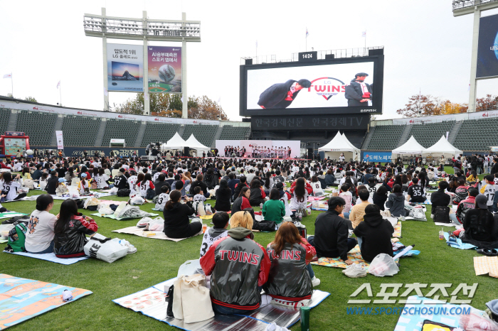 'I put a mat on the ground of Jamsil Stadium.' I even watched the performance and went on a talk show with the athletes. Up to 5.2 billion FA attended 'Love Giving Day' ended successfully