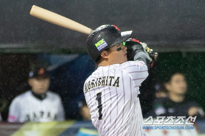 'Korea's Desperate... He was defeated by KK Cuba 6-7 Japan in the ninth inning with one out and a full base. Taiwan is also leading the group 8-2 for the fourth consecutive win in Japan. 