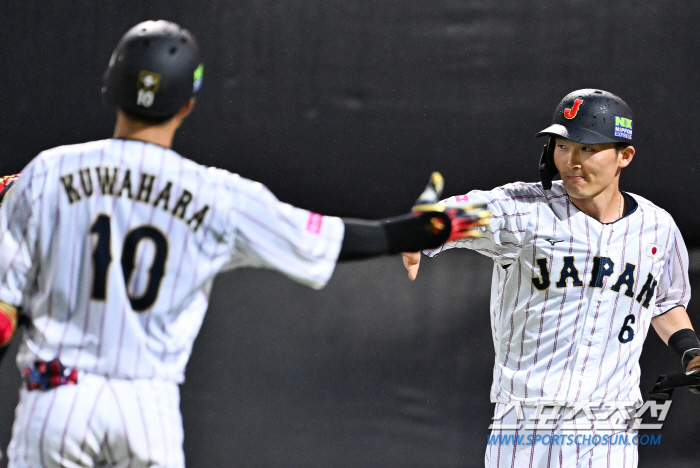 'Korea's Desperate... He was defeated by KK Cuba 6-7 Japan in the ninth inning with one out and a full base. Taiwan is also leading the group 8-2 for the fourth consecutive win in Japan. 