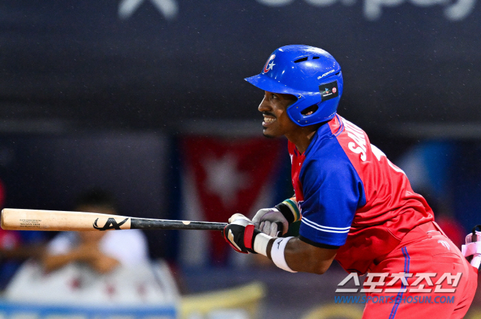 'Korea's Desperate... He was defeated by KK Cuba 6-7 Japan in the ninth inning with one out and a full base. Taiwan is also leading the group 8-2 for the fourth consecutive win in Japan. 