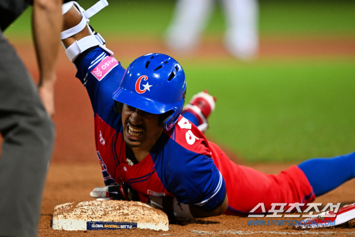 'Korea's Desperate... He was defeated by KK Cuba 6-7 Japan in the ninth inning with one out and a full base. Taiwan is also leading the group 8-2 for the fourth consecutive win in Japan. 