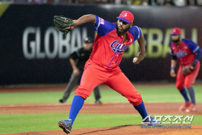 'Korea's Desperate... He was defeated by KK Cuba 6-7 Japan in the ninth inning with one out and a full base. Taiwan is also leading the group 8-2 for the fourth consecutive win in Japan. 