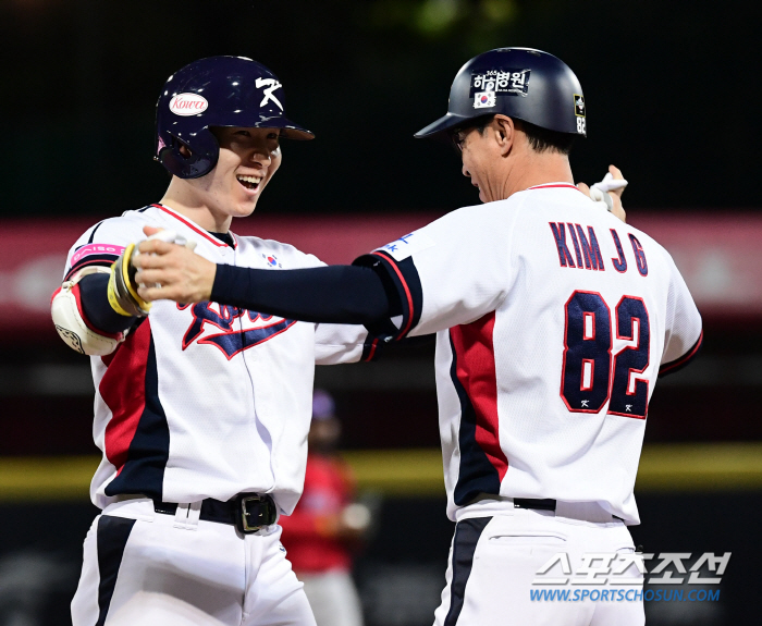 Park Sung-han's roar! Two-run turnaround final hit that saved the national baseball team with two outs in the bottom of the eighth inning (Taiwan Field)