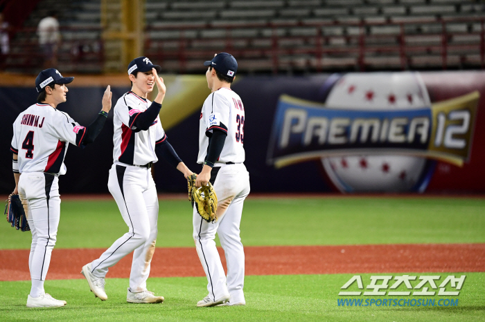 Park Sung-han's roar! Two-run turnaround final hit that saved the national baseball team with two outs in the bottom of the eighth inning (Taiwan Field)