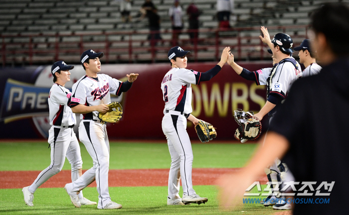 Park Sung-han's roar! Two-run turnaround final hit that saved the national baseball team with two outs in the bottom of the eighth inning (Taiwan Field)