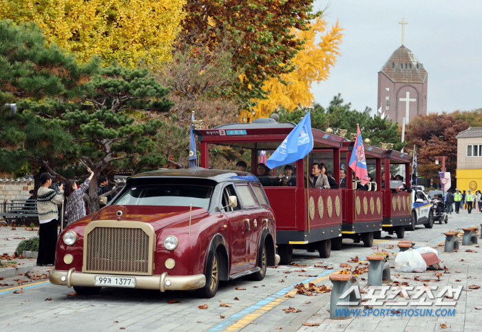 'Win prize money of 70 million won, Suwon FC women, let's go overseas training!' Suwon Mayor Lee Jae-joon's female celebration ♥ Hwaseong Haenggung Palace 'Ohcha' Parade, which was like a civic club