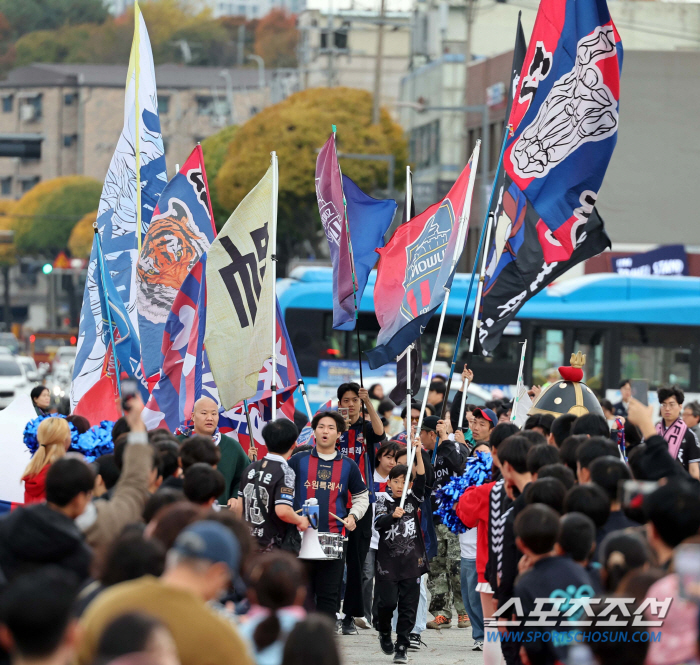 'Win prize money of 70 million won, Suwon FC women, let's go overseas training!' Suwon Mayor Lee Jae-joon's female celebration ♥ Hwaseong Haenggung Palace 'Ohcha' Parade, which was like a civic club