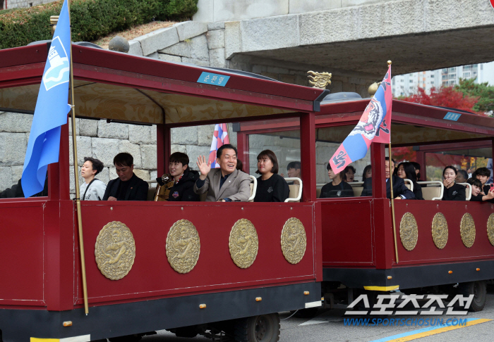 'Win prize money of 70 million won, Suwon FC women, let's go overseas training!' Suwon Mayor Lee Jae-joon's female celebration ♥ Hwaseong Haenggung Palace 'Ohcha' Parade, which was like a civic club