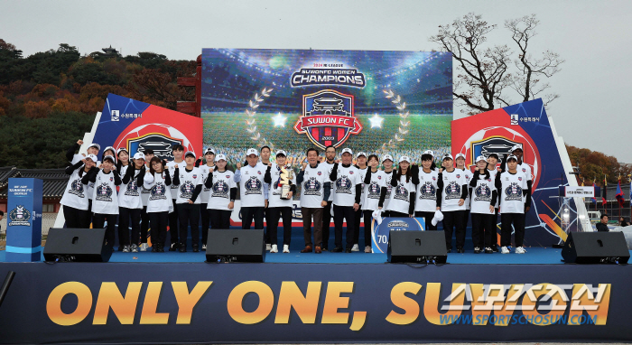 'Win prize money of 70 million won, Suwon FC women, let's go overseas training!' Suwon Mayor Lee Jae-joon's female celebration ♥ Hwaseong Haenggung Palace 'Ohcha' Parade, which was like a civic club