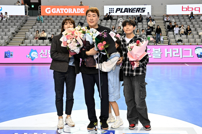 'Goodbye' 男 handball legend GK Park Chan-young retired'Happily for 34 years'