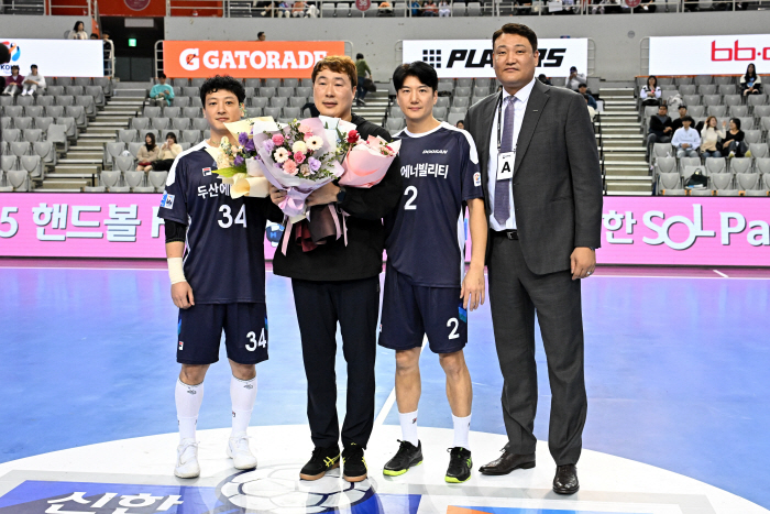 'Goodbye' 男 handball legend GK Park Chan-young retired'Happily for 34 years'