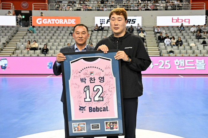 'Goodbye' 男 handball legend GK Park Chan-young retired'Happily for 34 years'