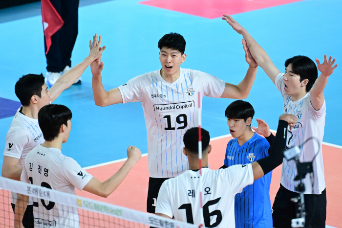 'Shinfeng's super-powerful serve engulfed Daejeon' Hyundai Capital wins its second consecutive shutdown victory over Samsung Fire & Marine Insurance...a solo lead run 