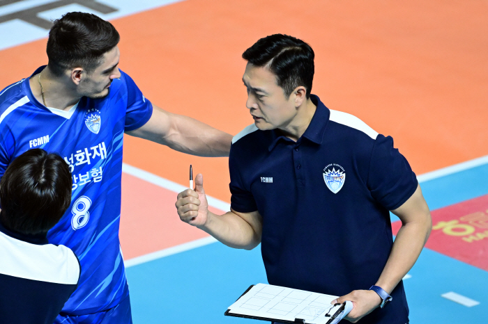 'Shinfeng's super-powerful serve engulfed Daejeon' Hyundai Capital wins its second consecutive shutdown victory over Samsung Fire & Marine Insurance...a solo lead run 