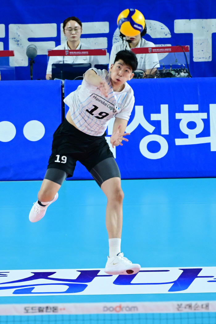 'Shinfeng's super-powerful serve engulfed Daejeon' Hyundai Capital wins its second consecutive shutdown victory over Samsung Fire & Marine Insurance...a solo lead run 