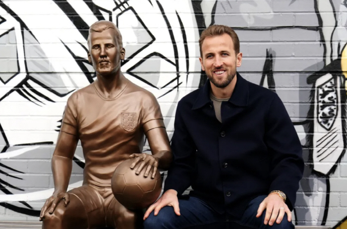 The worst ugly statue unveiled in five years, but Harry Kane laughed