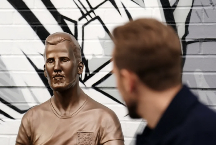 The worst ugly statue unveiled in five years, but Harry Kane laughed