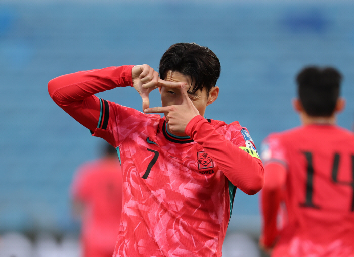 Captain Son Heung-min, who failed to laugh even after being selected as MOM, broke the record of 'the most goals in a single year  51st goals in Tongsan'