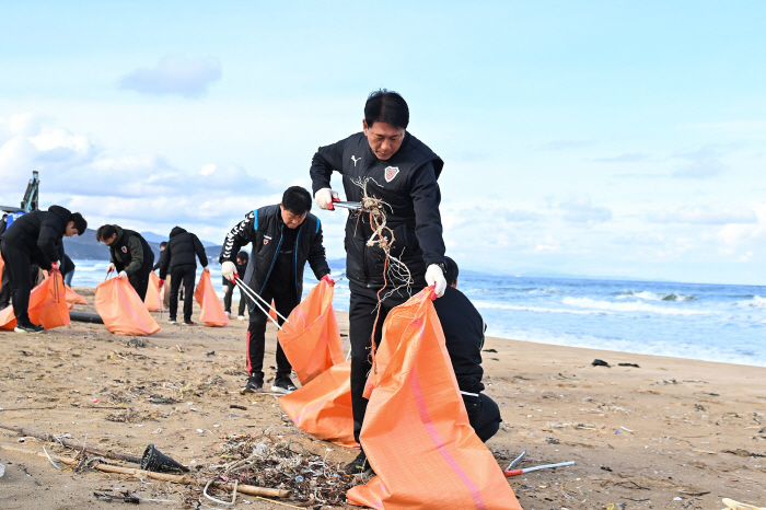 Clean the East Coast! Pohang Coaching Staff, Employees, and Beach Comes