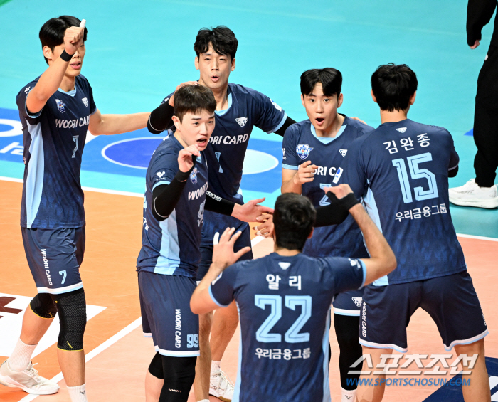 ''It's a setter, it's MB' Lee Min Kyu's six-blocking surprise show...OK Savings Bank beat Woori Card without Ahi and won for the second time 