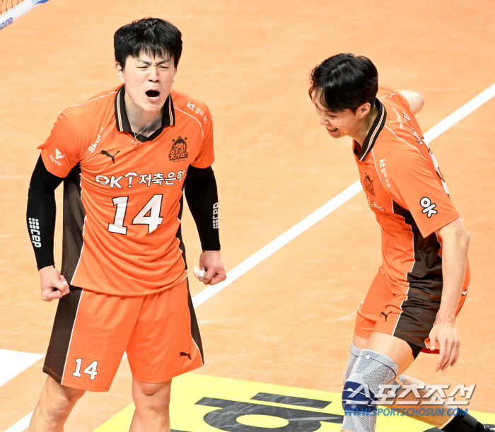 ''It's a setter, it's MB' Lee Min Kyu's six-blocking surprise show...OK Savings Bank beat Woori Card without Ahi and won for the second time 