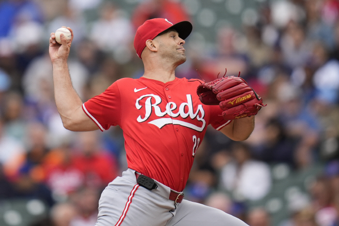 Like Ryu Hyun-jin? Nick Martinez accepts QO to throw for another year in Cincinnati...12 people refuse