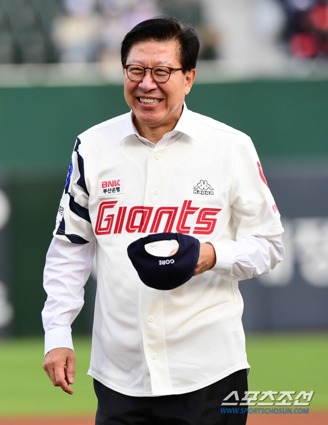 'Not a Dome Stadium' Busan Mayor Park Hyung-joon reaffirmed three Lotte new stadiums 