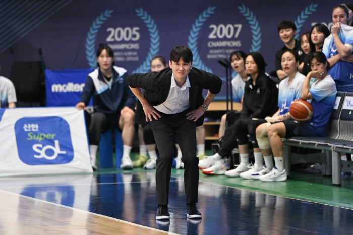  He's out for 3 consecutive games! Shinhan Bank Acting Director Lee Si-joon 'I'm so happy, but the turnovers make me angry'