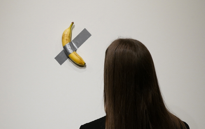 'Banana Works' Taped to the Wall was sold for 8.7 billion won.'