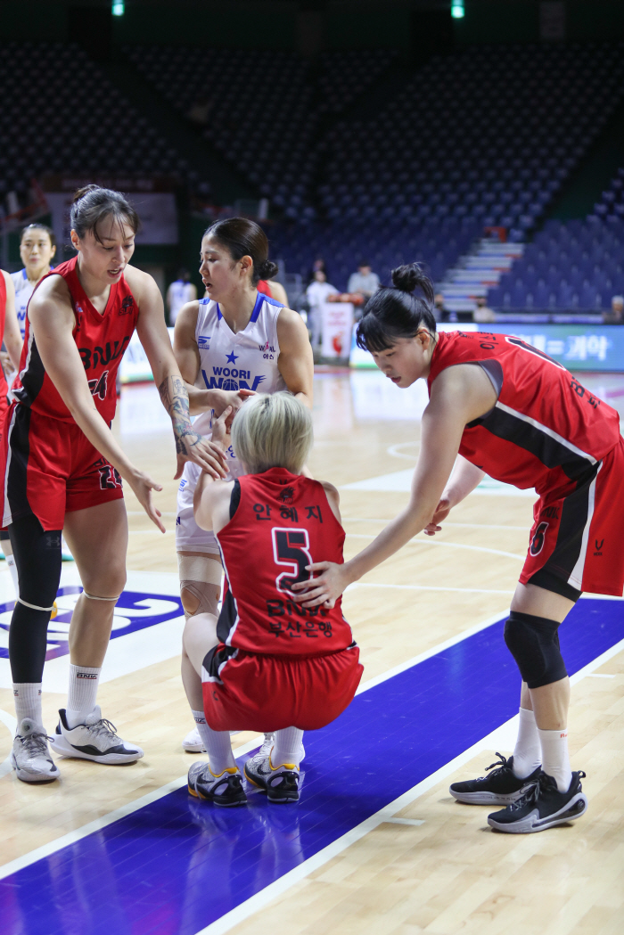  The great man's crazy ATO  Kim Dan-bi's ability to fight. Woori Bank won 68-66 after an extended blood fight. BNK lost for the first time this season