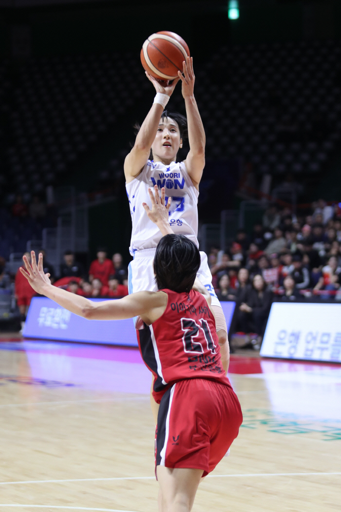  The great man's crazy ATO  Kim Dan-bi's ability to fight. Woori Bank won 68-66 after an extended blood fight. BNK lost for the first time this season