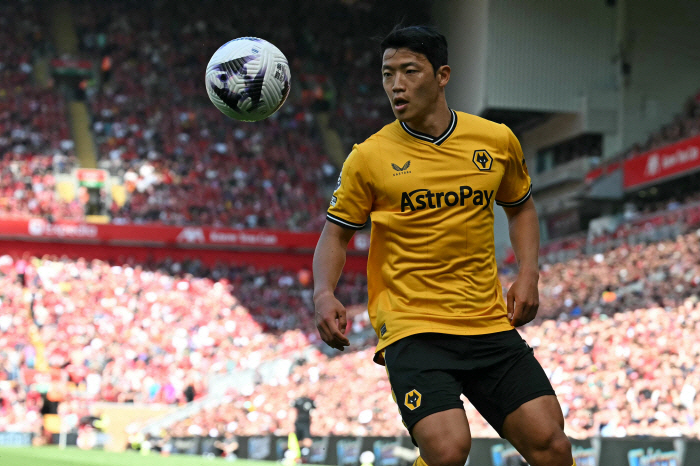 Hwang Heechan is in big trouble...19th-ranked Wolverhampton has no money to recruit