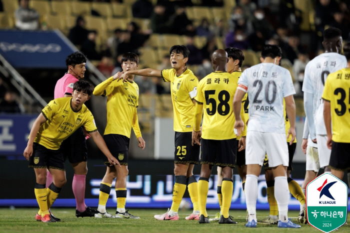 'Kim Jong-min's super-fast exit' Jeonnam, which fought with 10 people, made it to the PO with a 0-0 draw against Busan'E-Land, come out!'