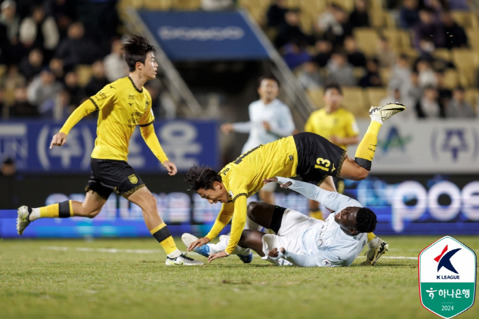 'Kim Jong-min's super-fast exit' Jeonnam, which fought with 10 people, made it to the PO with a 0-0 draw against Busan'E-Land, come out!'