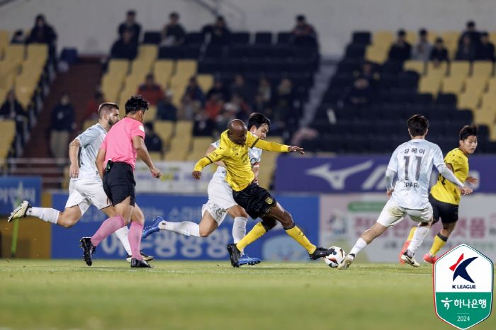 'Kim Jong-min's super-fast exit' Jeonnam, which fought with 10 people, made it to the PO with a 0-0 draw against Busan'E-Land, come out!'