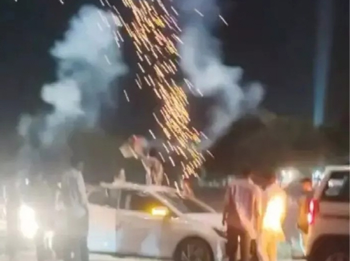 Wedding guests rush car, seven people including bride's relatives