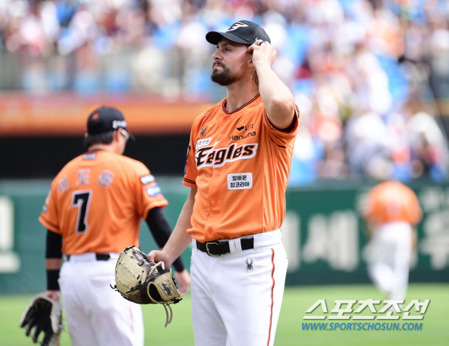 'Alternative → Official → Re-signing' Weiss re-signs 950,000 with Hanwha'Expecting a new stadium' 