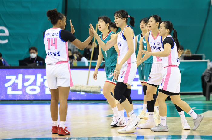 'A big twist'WKBL Samsung Life Insurance won 60-53 against Hana Bank with four consecutive wins in the second and third quarters after losing four consecutive games