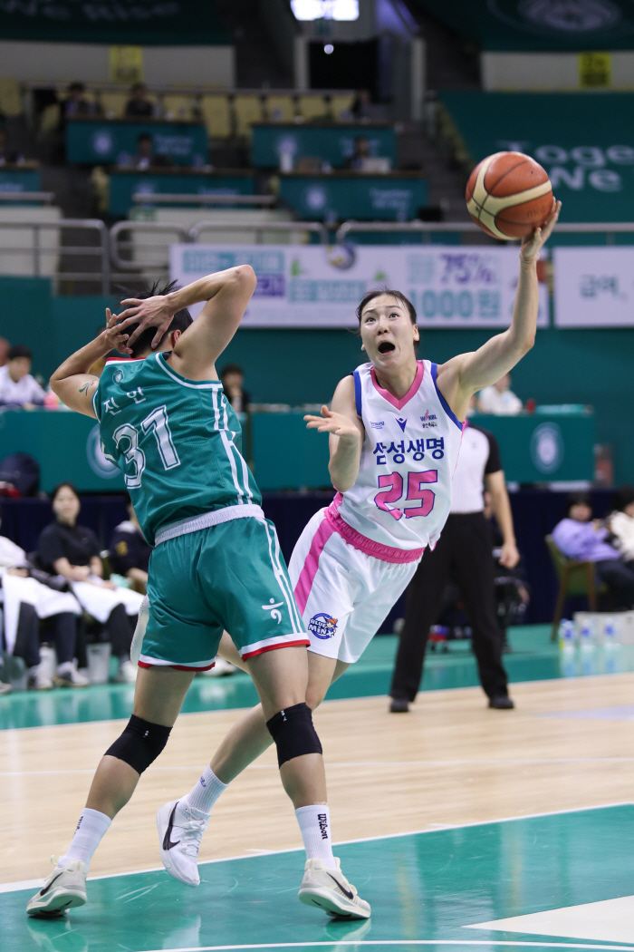 'A big twist'WKBL Samsung Life Insurance won 60-53 against Hana Bank with four consecutive wins in the second and third quarters after losing four consecutive games