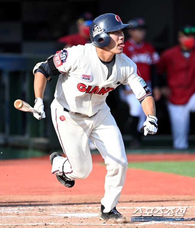 Doosan Rookie of the Year-Lotte 1R Blitz Trade Jung Chul-won, Jeon Min-jae, Kim Min-seok, Choo Jae-hyun, and Choi Woo-in carried out a 2-3 mega trade 