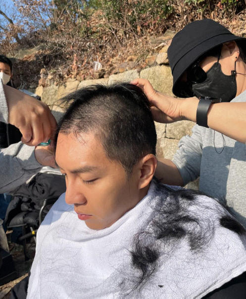 Lee Seung-gi Shaves Head for Role in Upcoming Film 'About Family'