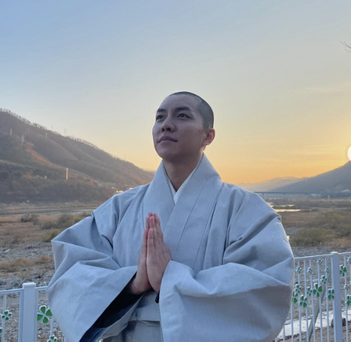 Lee Seung-gi Shaves Head for Role in Upcoming Film 'About Family'