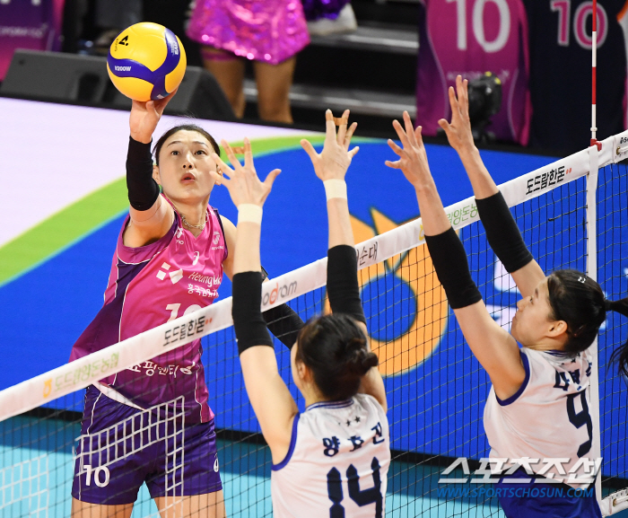 '36-year-old Kim Yeon-kyung 28 points - 21-year-old Jung Yoon-joo 21 points.' In its 15th year, both guns in Korea have exploded. Another 3-1 victory over the defending champion. Heungkuk Life Insurance has won nine consecutive games 